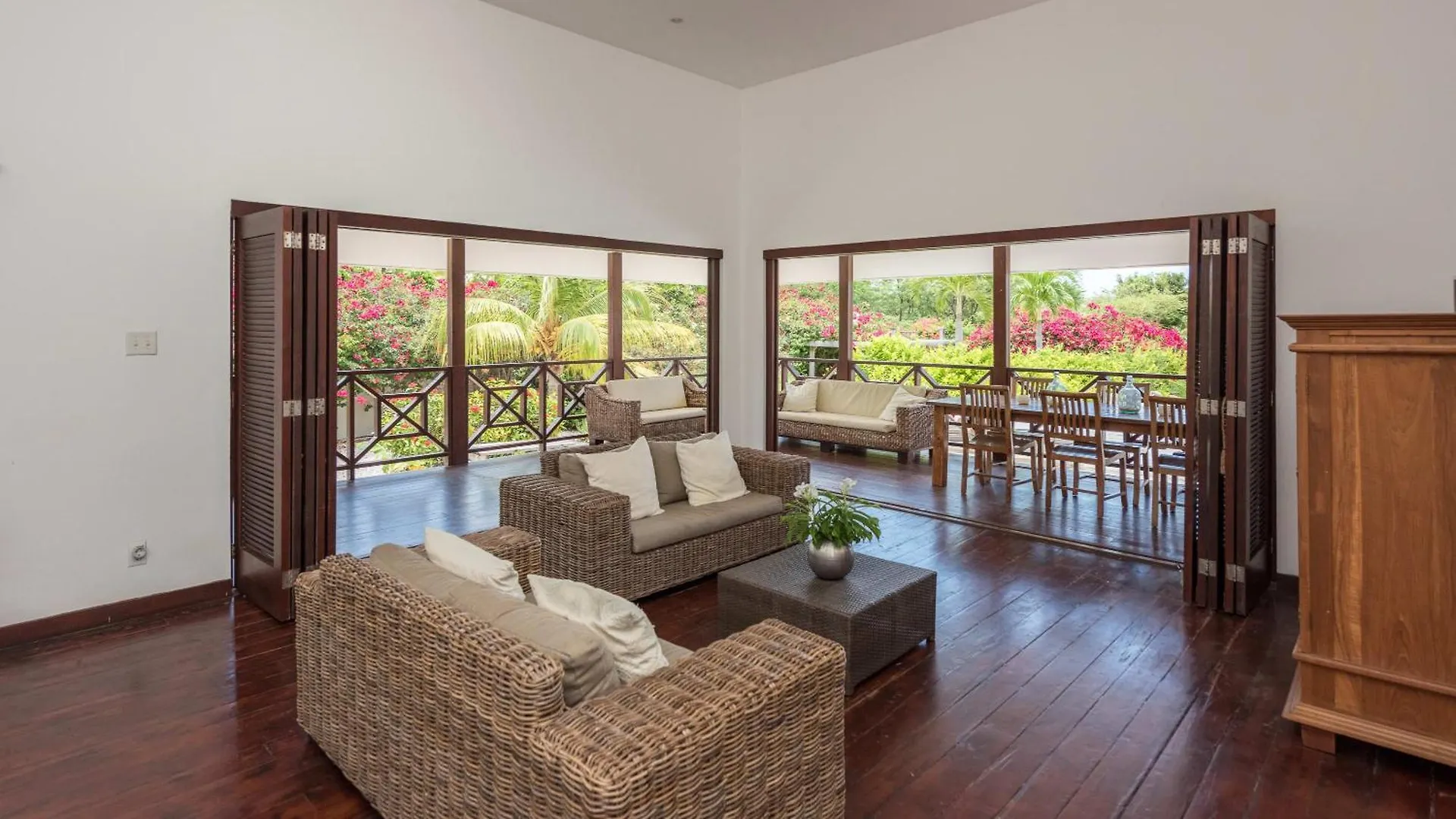 Contemporary Design With Comfort And Style Villa Blue Jan Thiel